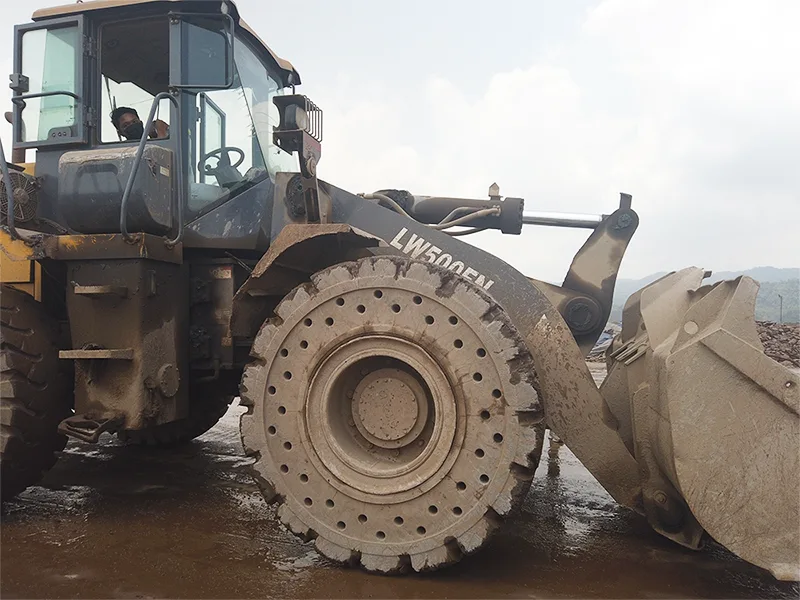 နီကယ်သတ္တုတွင်းရှိ Loader သည် 23.5-25 Solid Tires ကို အသုံးပြုသည်။ နီကယ်သတ္တုတွင်းရှိ Loader သည် 23.5-25 Solid Tires ကို အသုံးပြုသည်။